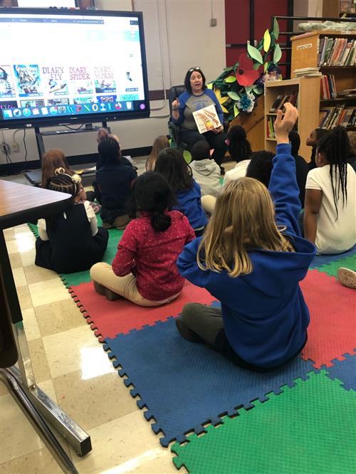 Mrs. Buie with a class in the library 